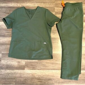 ❇️ FIGS GUC Moss Green Scrub Set - Women’s L/LP